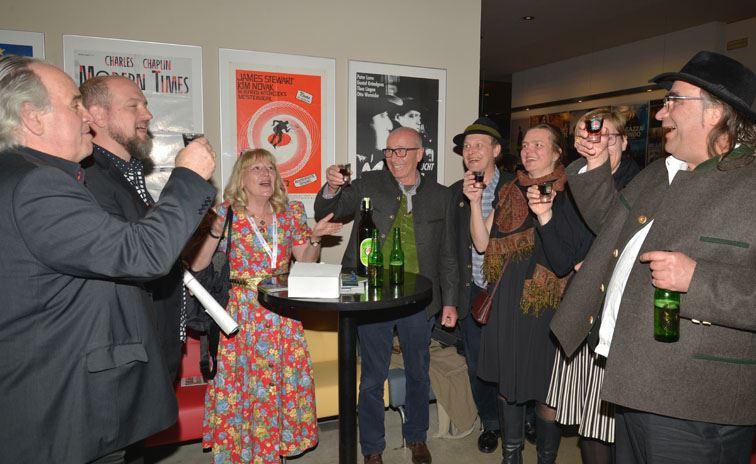 Ein Prost auf eine gelungene Filmpremiere